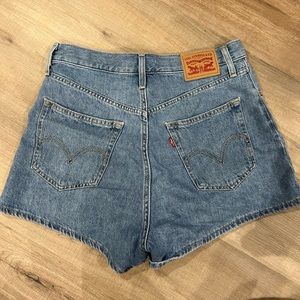 NEW, Levi high waisted mom shorts, size 29